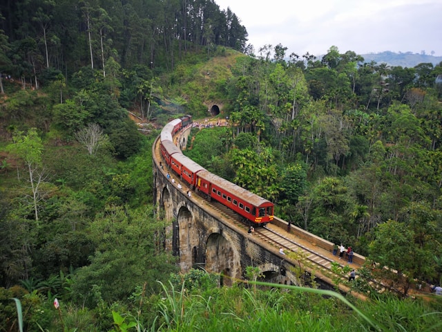 Zug fahren in Sri Lanka, Sri Lanka Fortbewegung, nine arches Bridge, Reisebericht ella