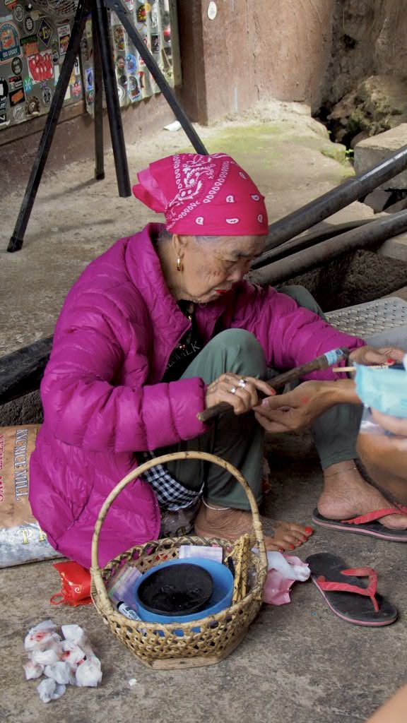 apo whang-od, älteste tätowieren der Welt, kalinga-tradition, besuch bei apo whang-od