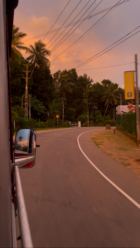 busfahrt nach ella, sonnenuntergang, reisebericht ella, fortbewegung sri lanka